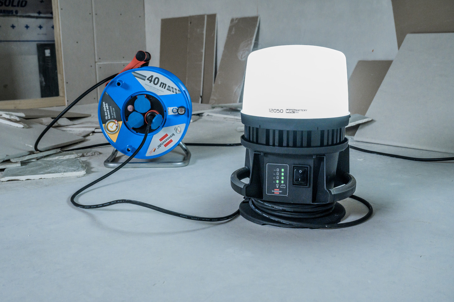 Projecteur chantier LED Multi Battery 12050 Mh 360° hybride - qualité  professionnelle - Champion Direct